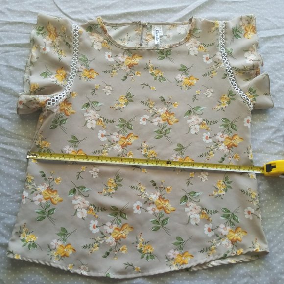 Women's Tan blouse with flowers size M - Picture 9 of 9